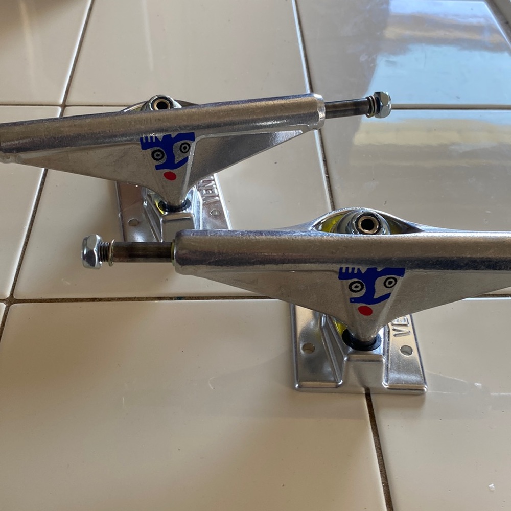 Venture 5.8 v lights brand new